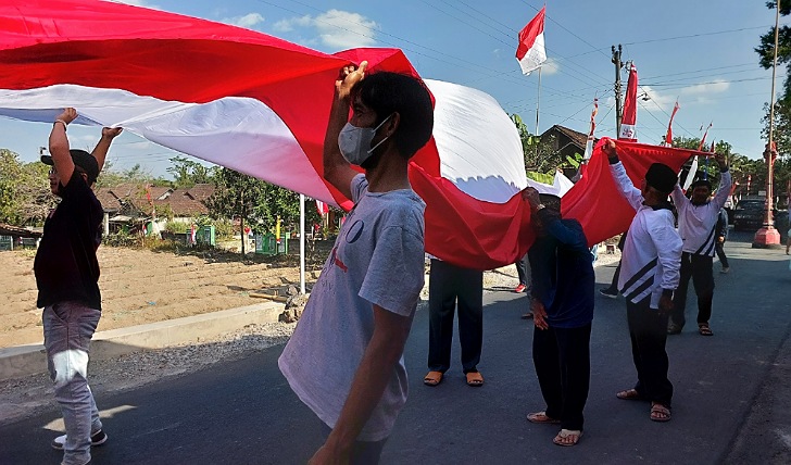 Para remaja turut mengirab bendera Merah Putih raksasa.