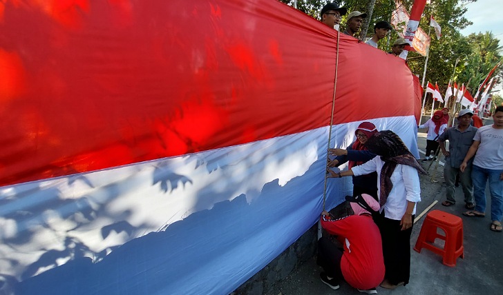 warga Dusun Manggung, Desa Pager Jurang, Kecamatan Musuk, Kabupaten Boyolali gotong royong pasang bendera. (RAGIL LISTIYO/RADAR SOLO)