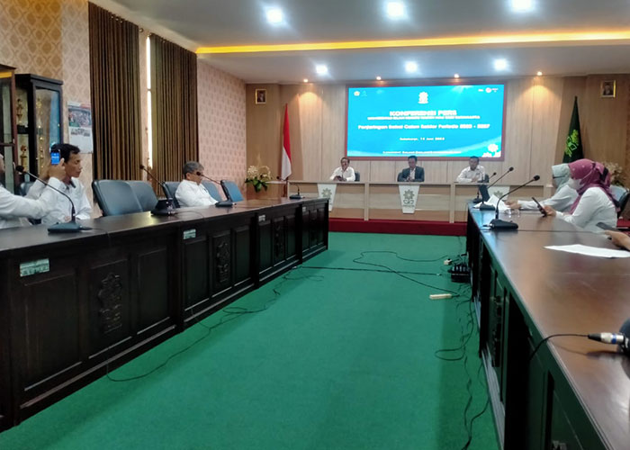 Rektor UIN Raden Mas Said Solo serahkan sepuluh nama bakal calon rektor pada Komsil Kemenag.&nbsp;