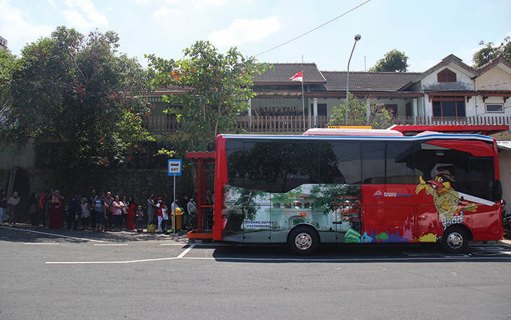 PENASARAN: Penumpang Trans Jateng mengantre di halte Terminal Tipe C atau Terminal Angkutan Kota (Angkot) Wonogiri, Minggu (13/8) siang.