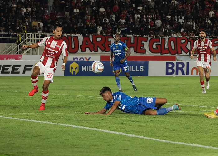 Bek Persis Solo Kanu Helmiawan (kiri) saat bertanding melawan Persib Bandung di Stadion Manahan (8/8).
