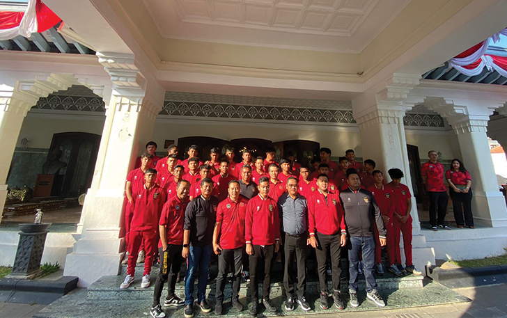 BERSAMA: Skuad dan ofisial timnas Indonesia U-17 berfoto dengan Wali Kota Surakarta Gibran Rakabuming Raka usai makan pagi bersama di Loji Gandrung, Senin (14/8).