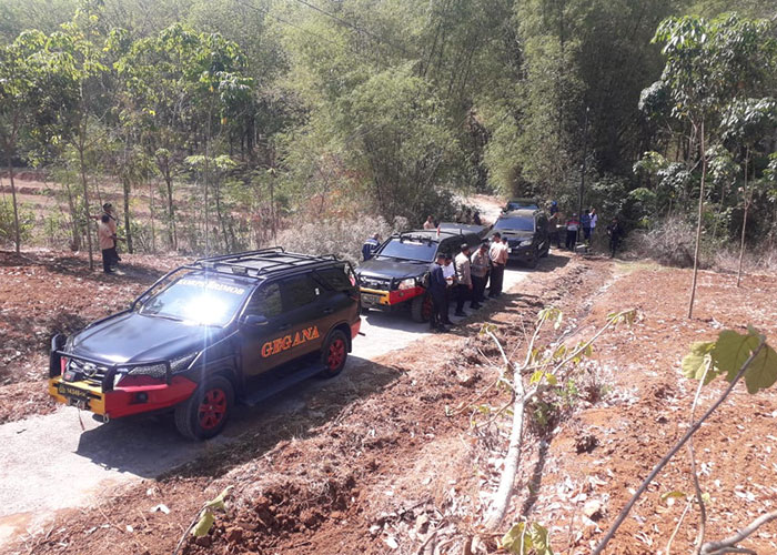 Tim Jibom Gegana Polda Jateng saat evakuasi dan memusnahkan granat dan amunisi yang ditemukan warga di&nbsp;Desa Bekonang, Kecamatan Mojolaban, Sukoharjo, Senin (14/8).