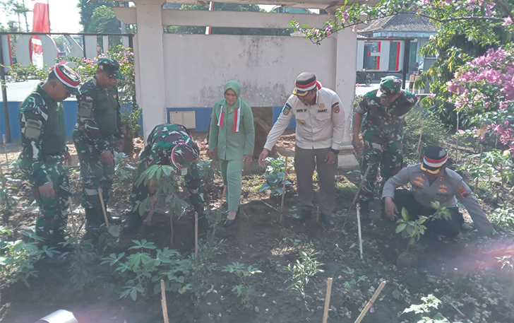 Kodim 0728/Sukoharjo bersama Polri dan pemerintah setempat melaksanakan kegiatan bakti sosial dan penanaman pohon, Senin (14/8).