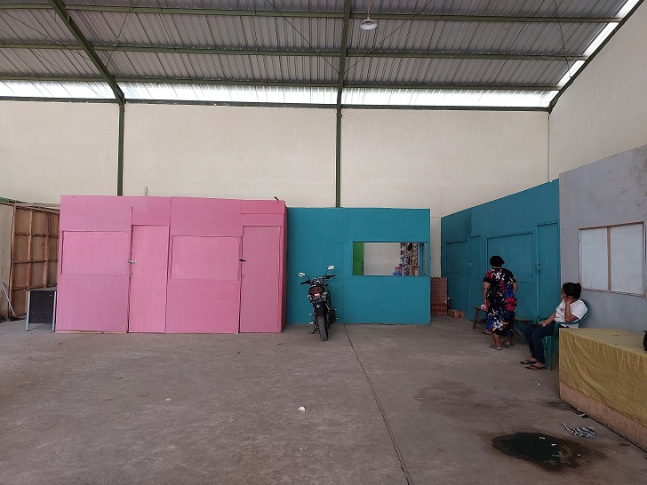 Lokasi pasar kayu sementara di gudang tembakau kompleks pasar hewan Jelok berdiri bilik-bilik yang tidak sesuai peruntukannya. (RAGIL LISTIYO/ RADAR SOLO)