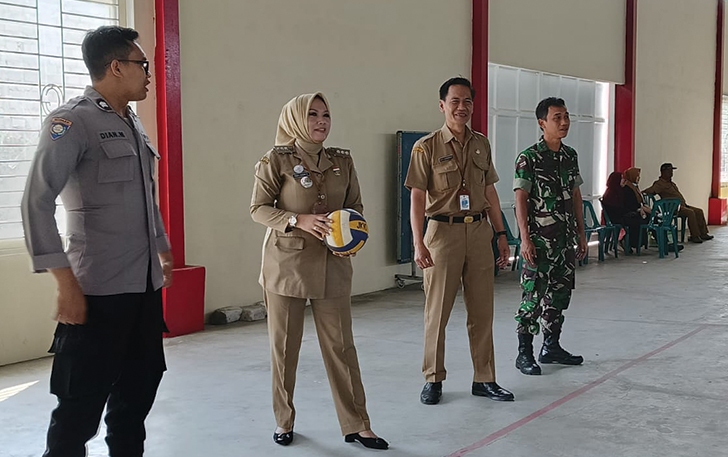 Camat Prambanan Puspo Enggar Hastuti (dua dari kiri) hobi dengan Bola Voli