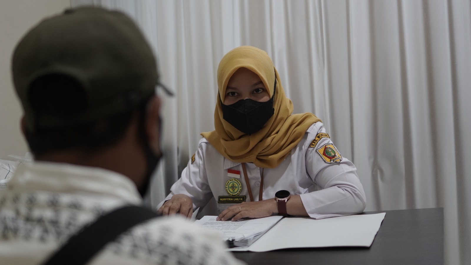 Psikolog RSUD dr. Soediran Mangun Sumarso Wonogiri Nurfitria Laili Hidayati memberikan pelayanan konsultasi kepada warga. (DOK.RSUD DR. SEODIRAN MANGUN SUMARSO WONOGIRI)