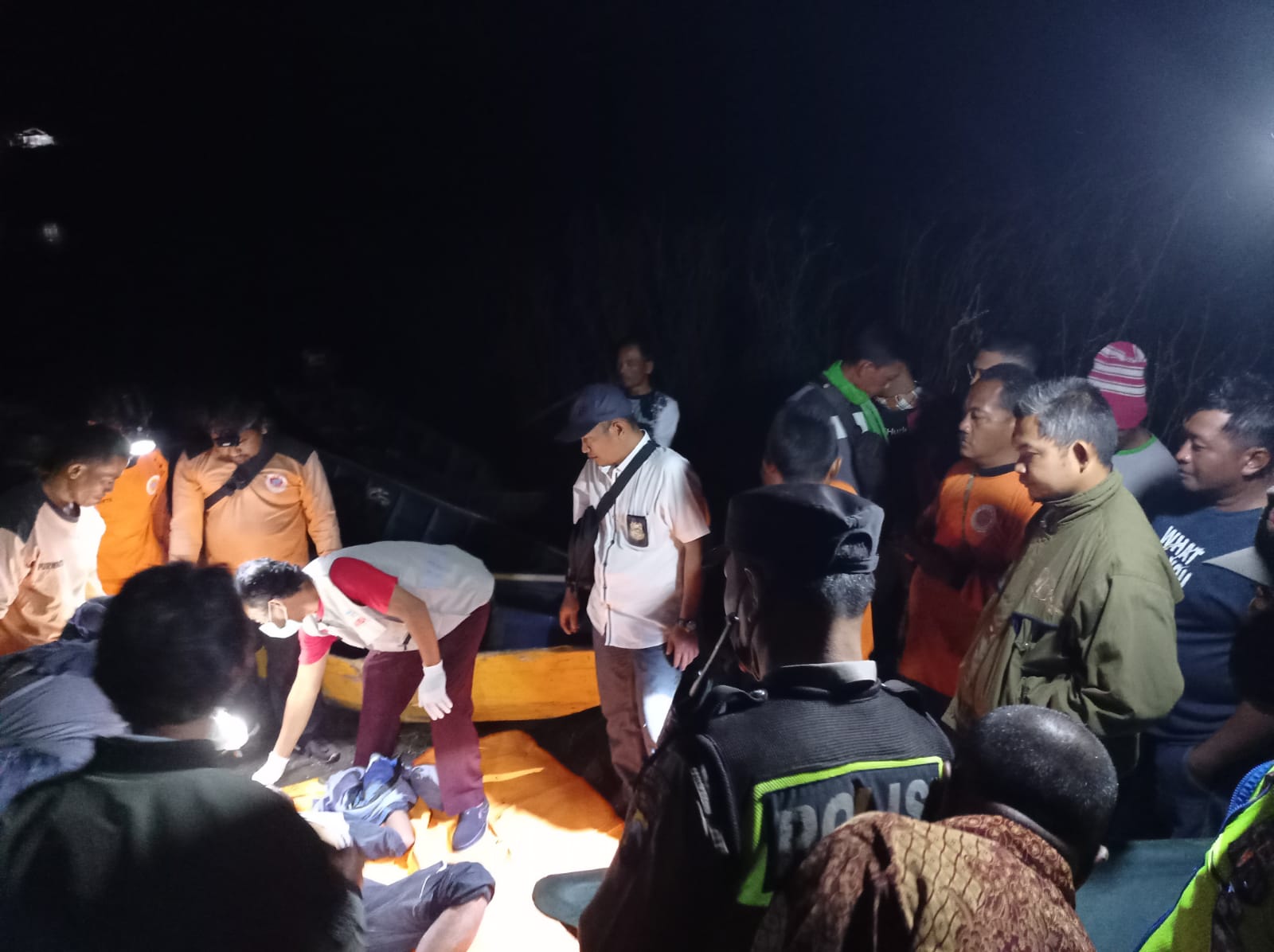 Evakuasi jasad nelayan yang meninggal di atas perahu di tepi perairan WGM, Senin (14/8/2023) malam. (DOK.WARGA)