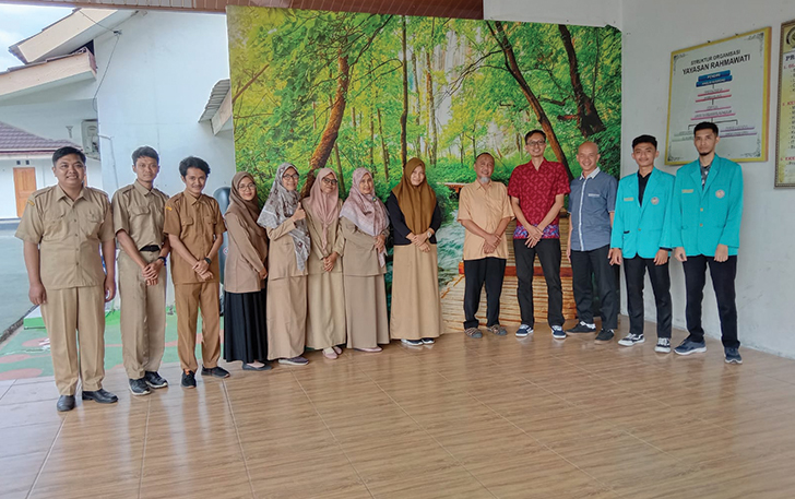 Tim Pengabdian Teknik Informatika UMS berfoto bersama guru dan sfaf dari SLB Rahmawati Kholid. Tim ini juga memberikan game edukasi yang bisa digunakan sebagai sarana belajar bagi siswa ABK.