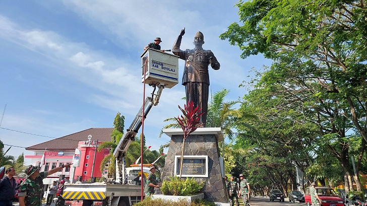 Puluhan personel gabungan bersihkan patung sang Proklamator Ir. Soekarno di kompleks perkantoran terpadu Boyolali, Selasa (15/8/2023). (RAGIL LISTIYO/RADAR SOLO)
