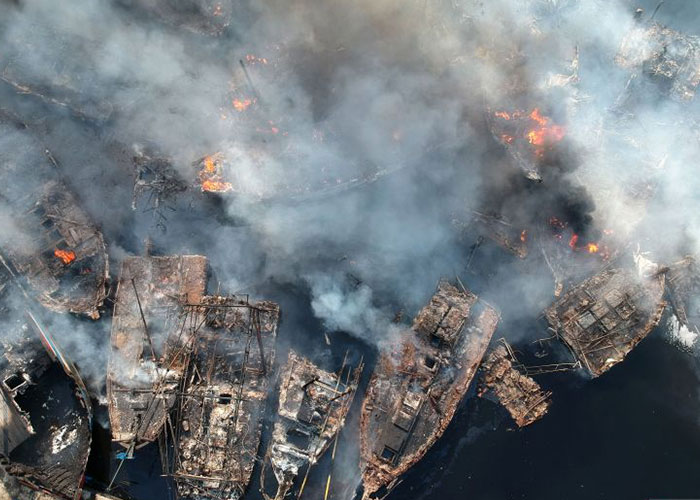 Kondisi kapal yang terbakar di Pelabuhan Jongor, Tegal, Selasa (15/8).