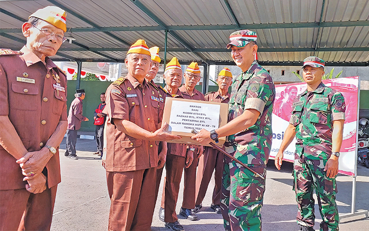 PEDULI: Dandim 0724 Boyolali Letkol Inf Wiweko Wulang Wiwoho bagikan sembako kepada veteran dan masyarakat di aula mako kodim setempat, kemarin (14/8).