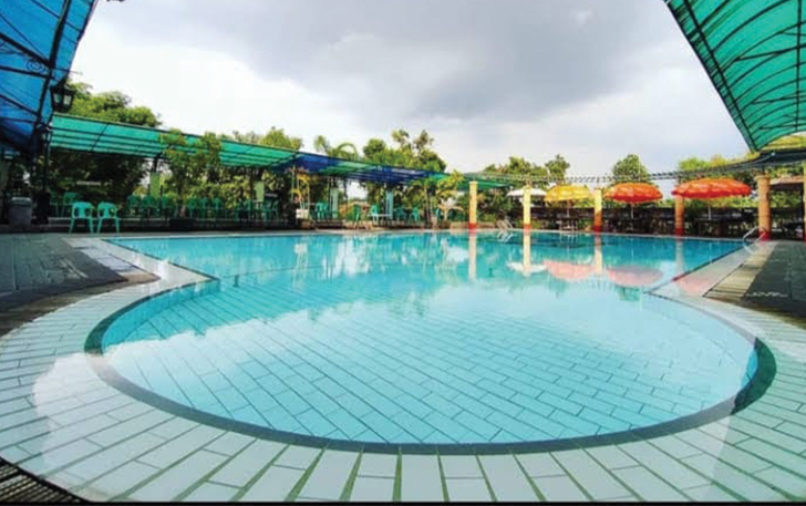 Suasana kolam renang di Agas Hotel