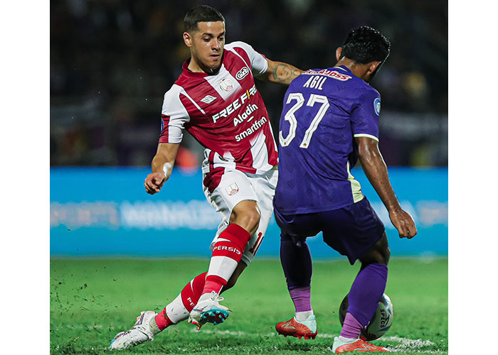 Gelandang Persis Solo Alexis Messidoro saat bermain melawan Persik Kediri di Stadion Brawijaya, pekan lalu.