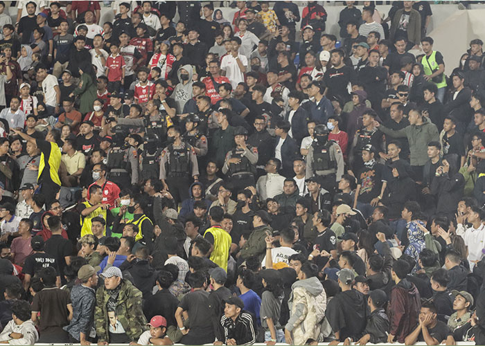 Gesekan yang sempat terjadi antara suporter Persis Solo dan Persib Bandung di tribun sayap utara Stadion Manahan, Selasa (8/8) malam.