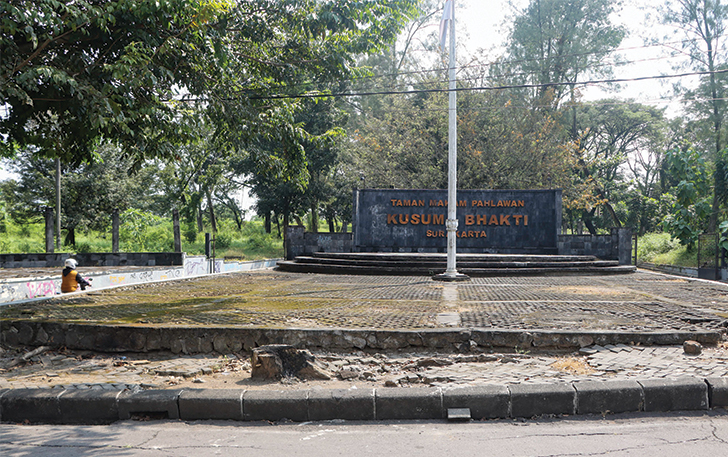 SEPI: Suasana di depan Taman Makam Pahlawan (TMP) Kusuma Bhakti.
