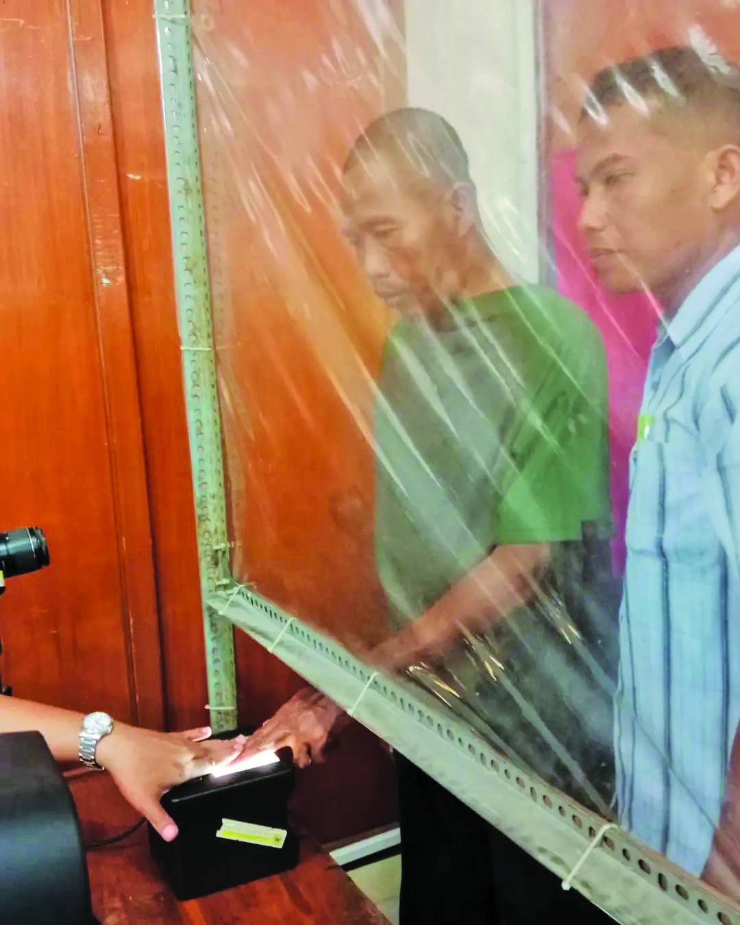 PULANG: Purwadi saat melakukan perekaman data e-KTP di Kantor Disdukcapil Klaten. Dia pulang setelah 17 tahun menghilang.