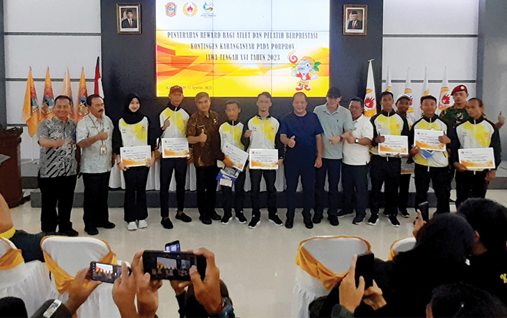 BENTUK PENGHARGAAN: Bupati Karanganyar Juliyatmono memberikan bonus kepada atlet dan pelatih peraih medali porprov, kemarin.