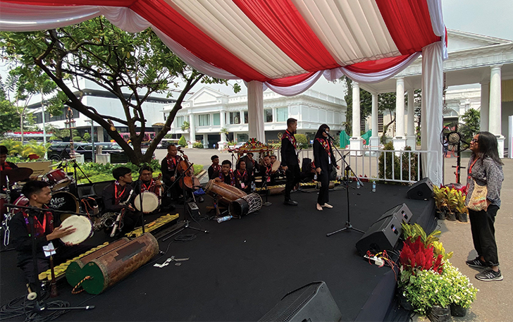 MEMANTAU: &ldquo;Gondrong Gunarto&rdquo; dampingi pemain ilustrasi musik dari Bangkalan, Madura di Istana Negara, kemarin (16/8).