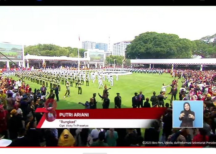 Para peserta upacara di halaman Istana Merdeka ikut berjoget saat Putri Ariani bawakan lagu Rungkad, Kamis (17/8).