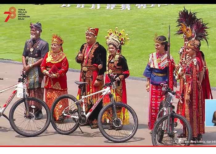 Lima pemenang pakaian adat terbaik dalam Upacara Detik-Detik Proklamasi Kemerdekaan RI ke-78 di Istana Merdeka, termasuk di antaranya Kaesang dan Menkeu Sri Mulyani.