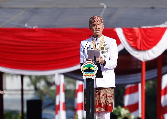 Gubernur Jateng Ganjar Pranowo saat menjadi inspektur upacara HUT RI di tingkat Provinsi Jawa Tengah, di Lapangan Pancasila, Simpang Lima, Semarang, Kamis (17/8).