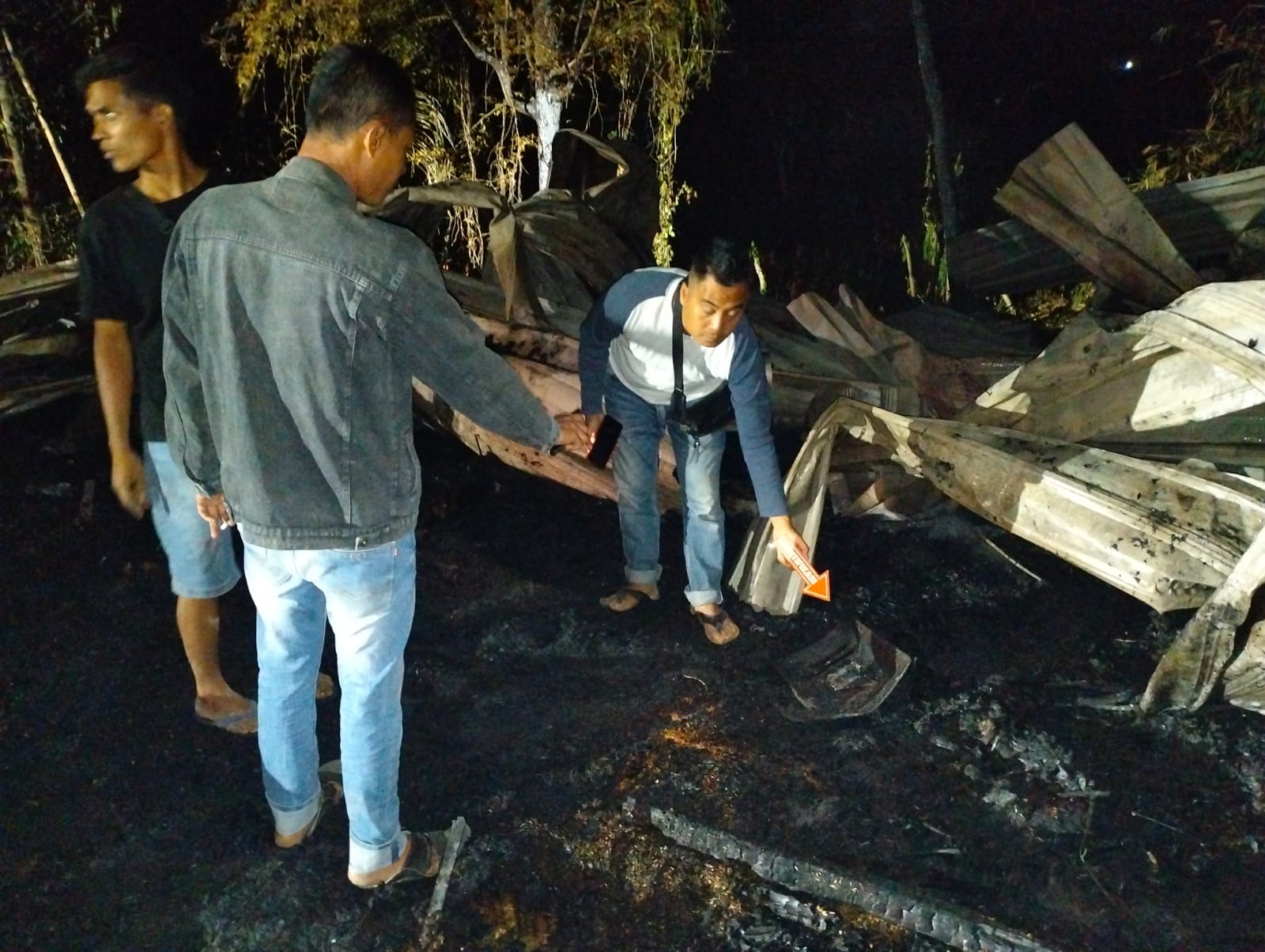 Pihak kepolisian dari Polres Sragen tengah melakukan olah tkp kebakaran kandang ayam di Desa Baleharjo, Selasa (15/8)