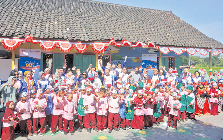 GIZI: Anak-anak TKIT Al Hikam, Desa Sabrang, Kecamatan Delanggu saat menyantap sate buah segar di ruang kelasnya, kemarin.