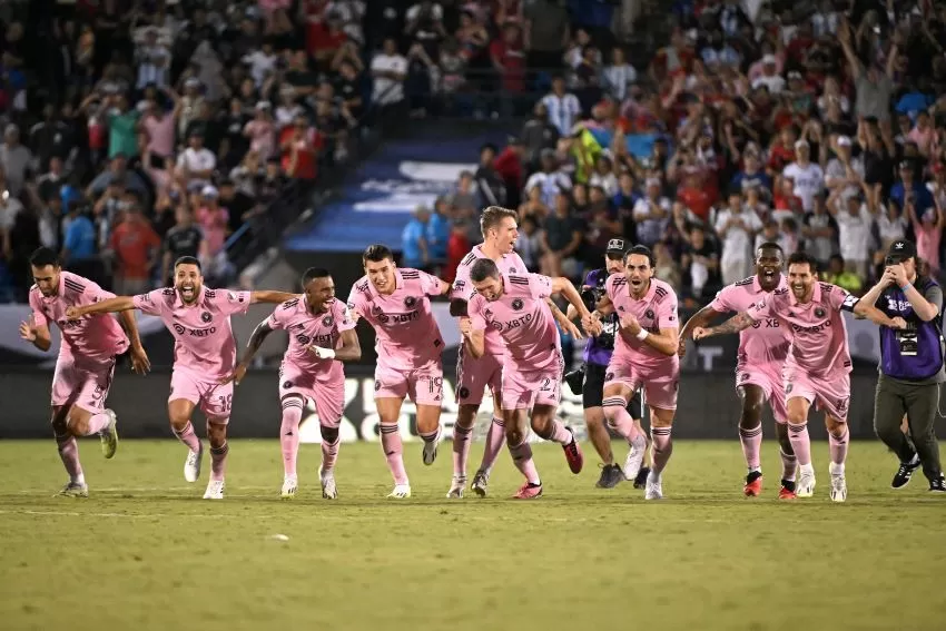 Lionel Messi (kanan) dan pemain Inter Miami berselebrasi menyusul kemenangan adu penalti 5-3 atas FC Dallas di 16 besar Leagues Cup (7/8).