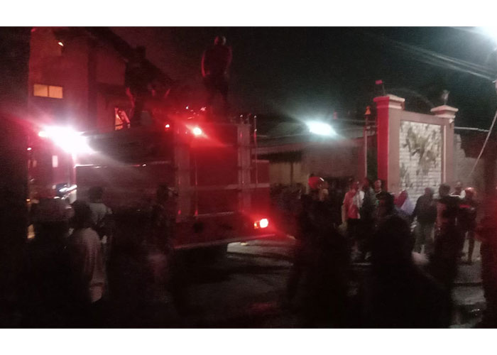 Petugas damkar masih berjibaku padamkan api yang membakar gudang kain Desa Manang, Kecamatan Grogol, Sukoharjo.