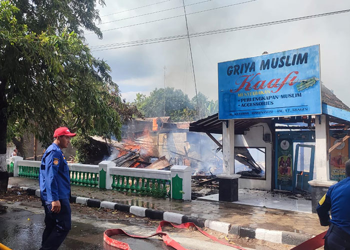 Petugas damkar berupaya memadamkan api yang membakar Warung Soto Girin, Sragen, Kamis (17/8).
