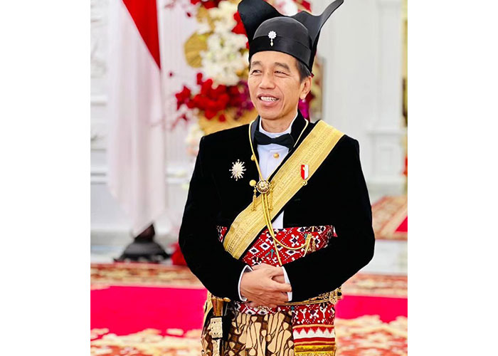 Presiden Jokowi kenakan pakaian raja Keraton Kasunan Surakarta saat upacara Detik-Detik Proklamasi Kemerdekaan RI, Kamis (17/8).