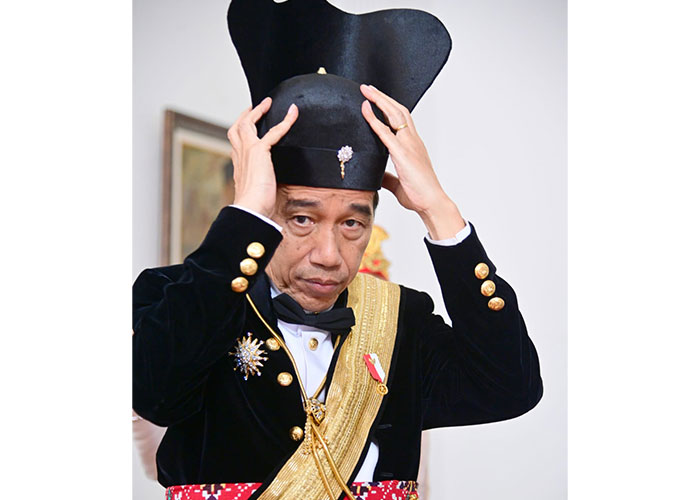 Ageman Songkok Singkepan Ageng yang dikenakan Presiden Jokowi dulu dipakai raja atau panglima perang Keraton Kasunanan Surakarta.