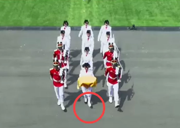 Anggota Paskibraka&nbsp;Lilly Indiani Suparman Wenda hanya mengenakan sepatu sebelah saat berbaris di depan podium Presiden Jokowi pada upacara&nbsp;Detik-Detik Proklamasi Kemerdekaan RI.