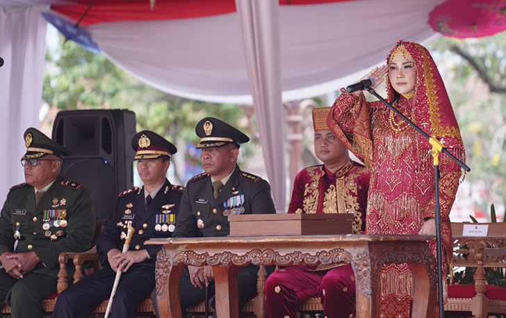 UPACARA: Bupati Klaten Sri Mulyani saat menjadi inspektur Upacara HUT RI di Alun-alun Klaten.