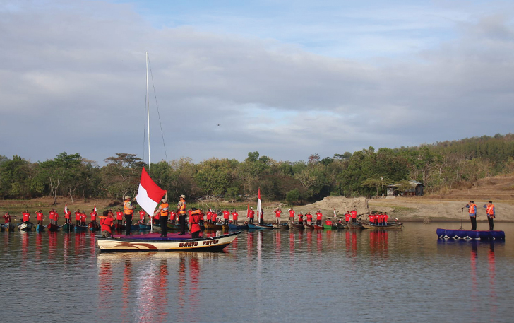 Upacara HUT Kemerdekaan RI ke-78 digelar secara terapung di Waduk Gajah Mungkur, Kamis (17/8).