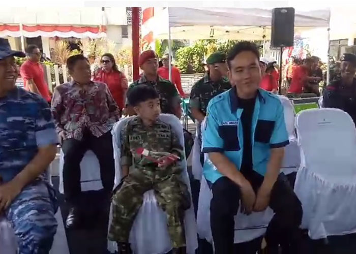 Wali Kota Solo Gibran Rakabuming Raka pakai seragam juru parkir saat pawai pembangunan, Jumat (18/8).