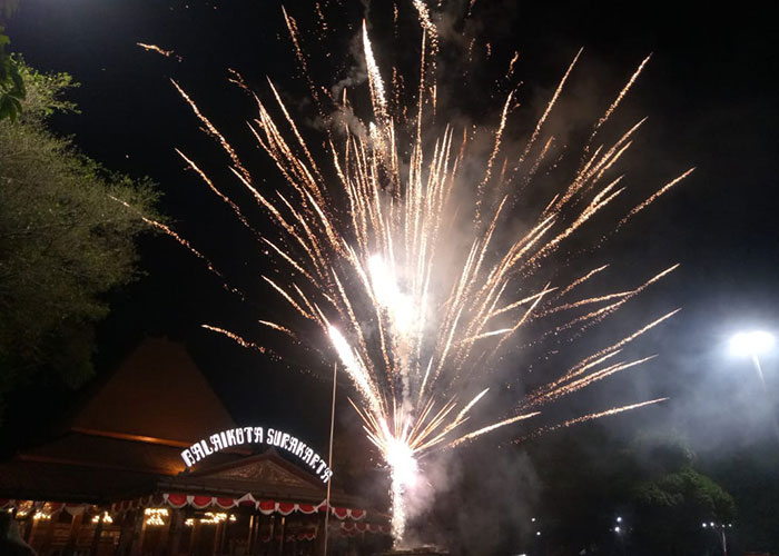 Pentas kembang api di halaman Balai Kota Solo, Jumat (18/8) malam, menutup kemeriahan peringatan HUT ke-78 Kemerdekaan RI di Kota Bengawan.