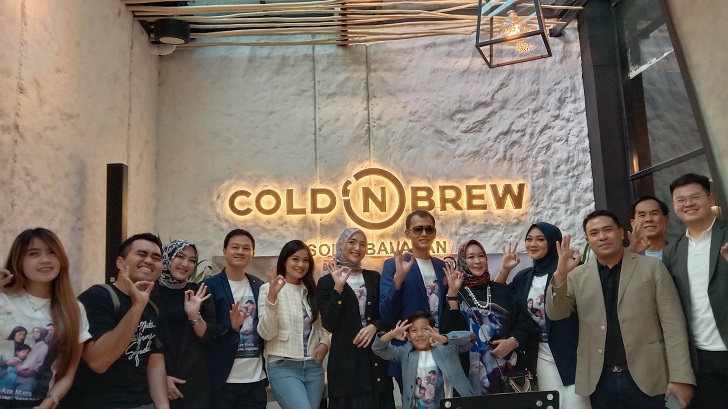 Deretan aktris  beserta produser film Air Mata di Ujung Sajadah dalam konferensi pers di Cold