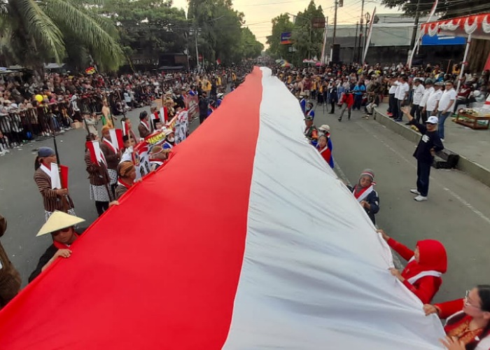 Bendera merah putih sepanjang 78 meter meriahkan kirab jalan kaki memperingati HUT ke-78 Kemerdekaan RI yang digelar Pemkab Karanganyar.