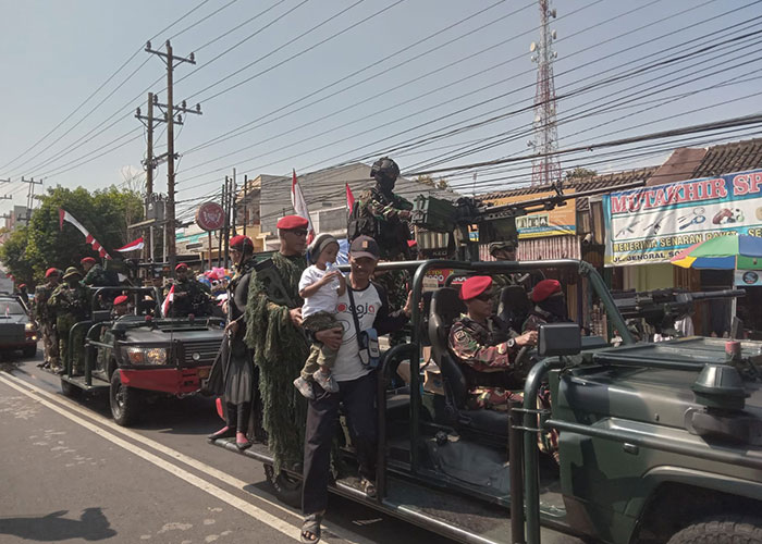 Unsur TNI juga ikut serta memeriahkan pawai pembanguan memperingati HUT Kemerdekaan RI di Sukoharjo, Sabtu (19/8).
