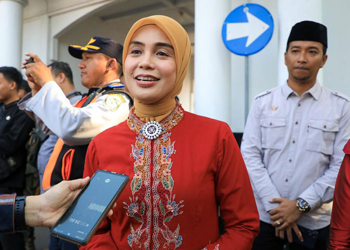 Siti Atikoh saat dampingi Gubernur Ganjar menghadiri upacara peringatan HUT ke-78 Jawa Tengah, di Alun-Alun Brebes, Sabtu (19/8).