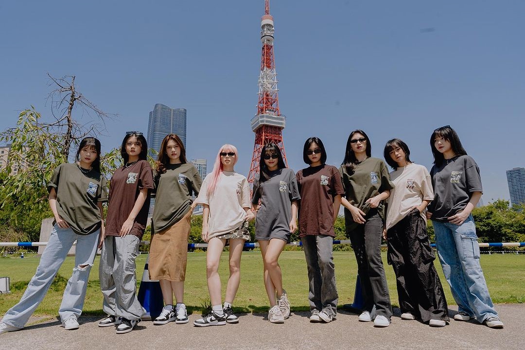 Produk fashion Erigo dikenakan personel JKT48. (INSTAGRAM/@ERIGOSTORE)