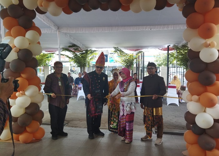 Soft launching Poliklinik Eksekutif Tirta Cendana ditandai pemotongan pita dan tumpeng oleh Plt Direktur Utama RSUP dr Soeradji Tirtonegoro Klaten, dr Endang Widyaswati.