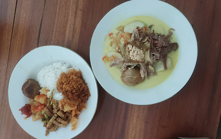 MENGGODA: Menu opor ayam dan nasi langgi Mbah Bhet di Kota Wonogiri yang melegenda.
