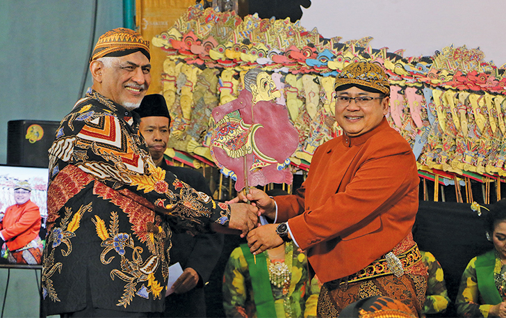LESTARIKAN BUDAYA: Wakil Ketua DPRD Provinsi Jawa Tengah Quatly Alkatiri menyerahkan wayang kepada dalang Ki Bagonk di pentas kesenian wayang kulit di RW 6 Trangsan, Desa Gatak, Sukoharjo.