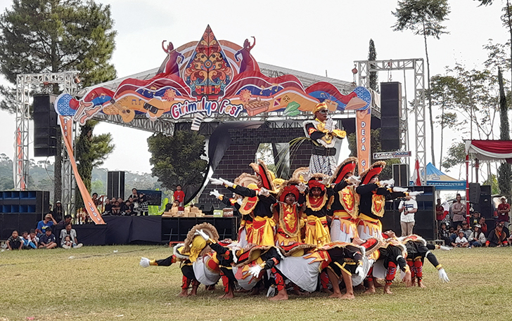 UNIK: Tarian Sabuk Janur yang dipentaskan di fesvital budaya Desa Girimulyo, Kecamatan Ngargoyoso, kemarin (20/8) sore.