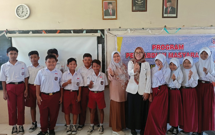 Dosen Universitas Duta Bangsa (UDB) berfoto bersama dengan siswa SDN 06 Palur usai memberi materi tentang pengenalan obat dan swamedikasi, kemarin.