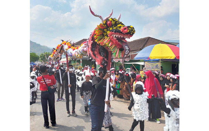 KREATIF: Naga dari sampah yang dibuat oleh siswa SDN 3 Sukoharjo, Kecamatan Tirtomoyo dalam karnaval, kemarin.