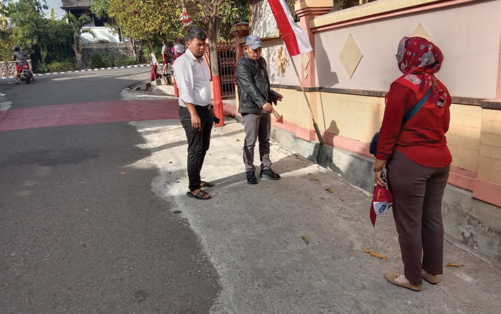 CEK: Polisi melakukan olah TKP pencurian sepeda motor di SDN 1 Wonogiri, Kamis (17/8).